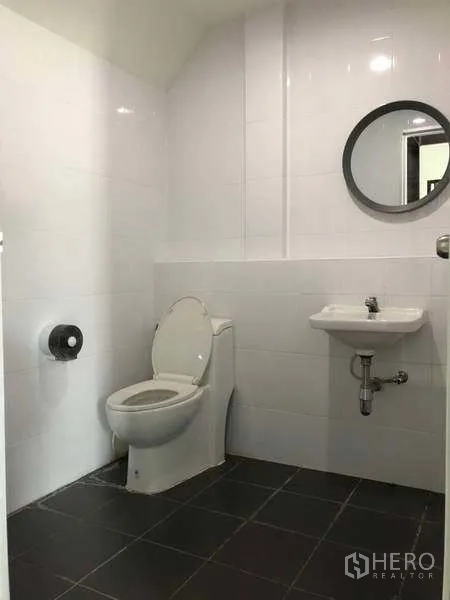 คลังสินค้า ให้เช่าในBang Phli, Samut Prakan - ห้องน้ำปูกระเบื้องสะอาด มีโถสุขภัณฑ์ อ่างล้างมือ และกระจกกลม