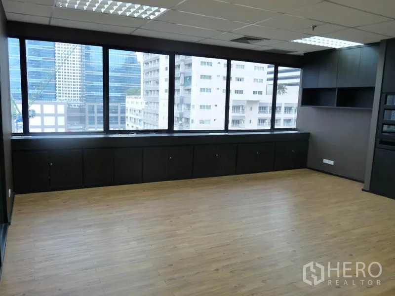 สำนักงาน ขายในWatthana, Bangkok - ห้องประชุมสว่าง หน้าต่างบานกว้างเห็นตึกโดยรอบ พร้อมตู้ใต้หน้าต่าง