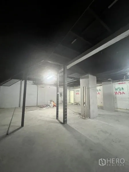 零售空间 出租在Bang Rak, Bangkok - 开放式室内，水泥地面与立柱，裸顶等待装修