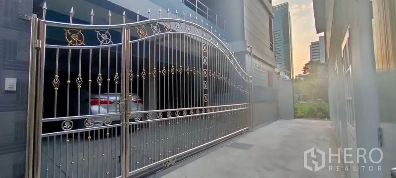 带办公室的家 出租在Pathum Wan, Bangkok - 不锈钢安全大门与车道，可通往有顶停车区。