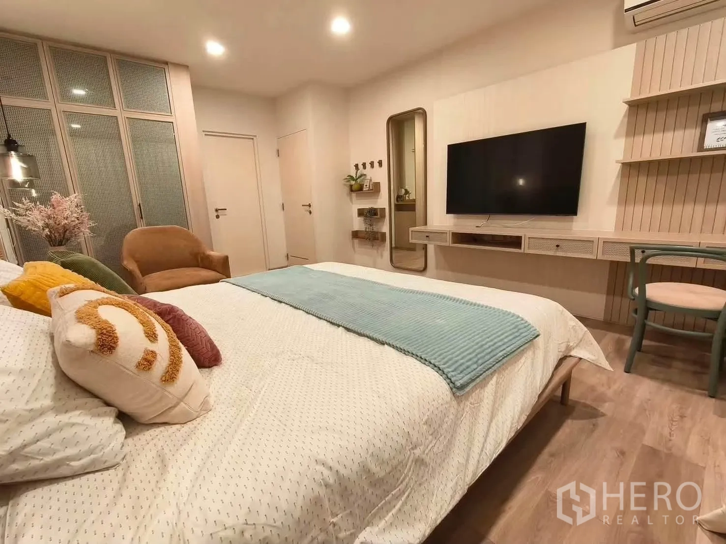 独栋房屋 for rent in Bang Phli, Samut Prakan - 主卧视角朝电视与悬空电视柜。