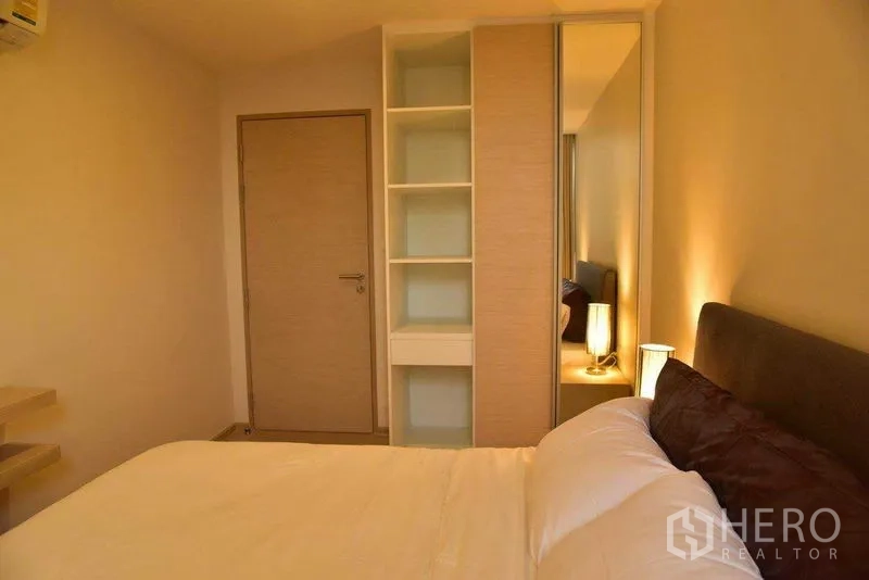 คอนโด ให้เช่าในWatthana, Bangkok - ตู้เสื้อผ้าบิลท์อินพร้อมชั้นเปิดและบานเลื่อนกระจกเงา