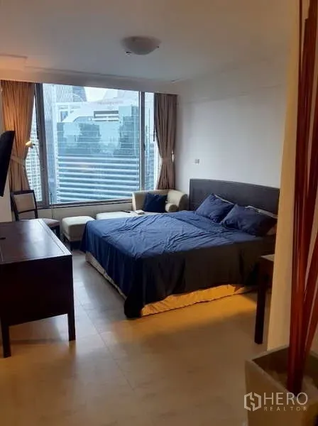 คอนโด ขายในPathum Wan, Bangkok - ห้องนอนสว่างพร้อมหน้าต่างใหญ่และมุมพักผ่อนชมวิวเมือง