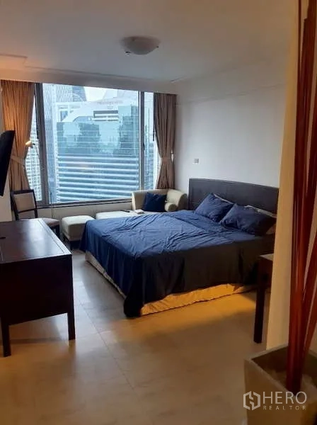 คอนโด ขายในPathum Wan, Bangkok - ห้องนอนสว่างพร้อมหน้าต่างใหญ่และมุมพักผ่อนชมวิวเมือง