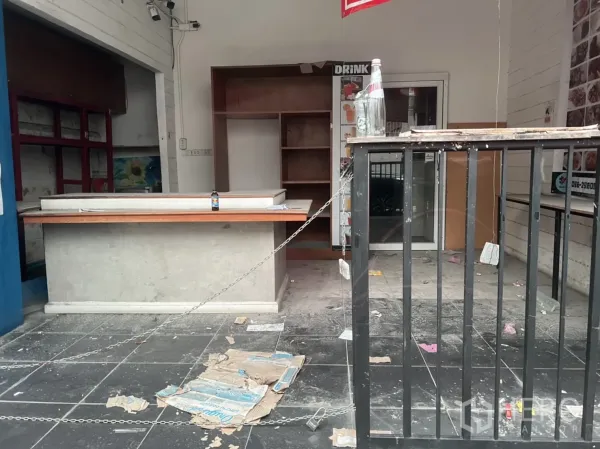 พื้นที่ขายปลีก ให้เช่าหรือขายในWatthana, Bangkok - ภายในยูนิตค้าปลีกว่าง มีเคาน์เตอร์ ชั้นวาง และรั้วเหล็ก พื้นกระเบื้อง