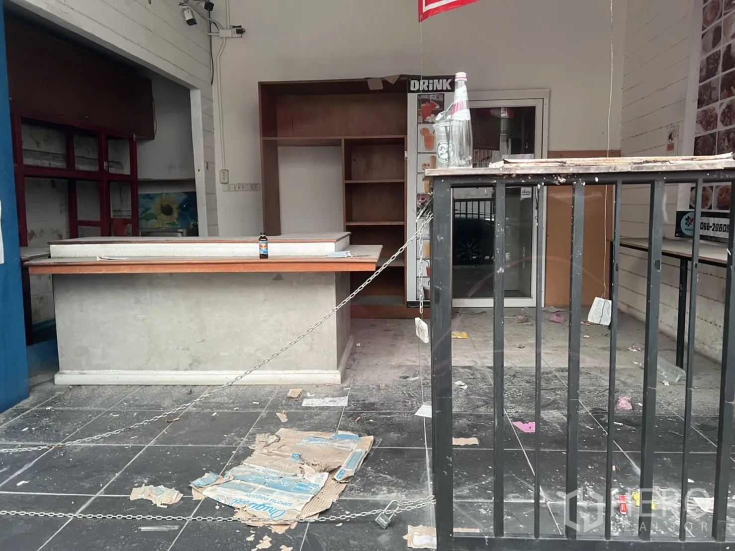 พื้นที่ขายปลีก ให้เช่าหรือขายในWatthana, Bangkok - ภายในยูนิตค้าปลีกว่าง มีเคาน์เตอร์ ชั้นวาง และรั้วเหล็ก พื้นกระเบื้อง