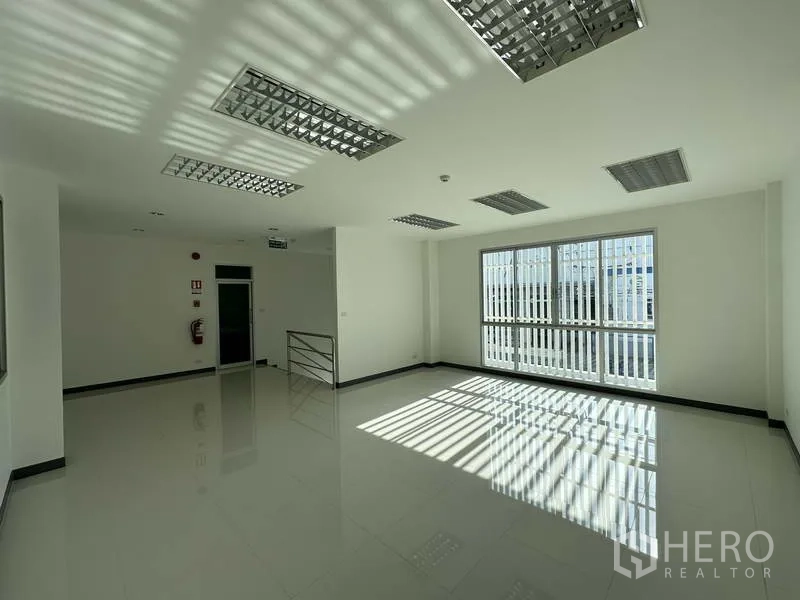 工厂 出租在Bang Sao Thong, Samut Prakan - 二层办公室，采光良好的大窗户