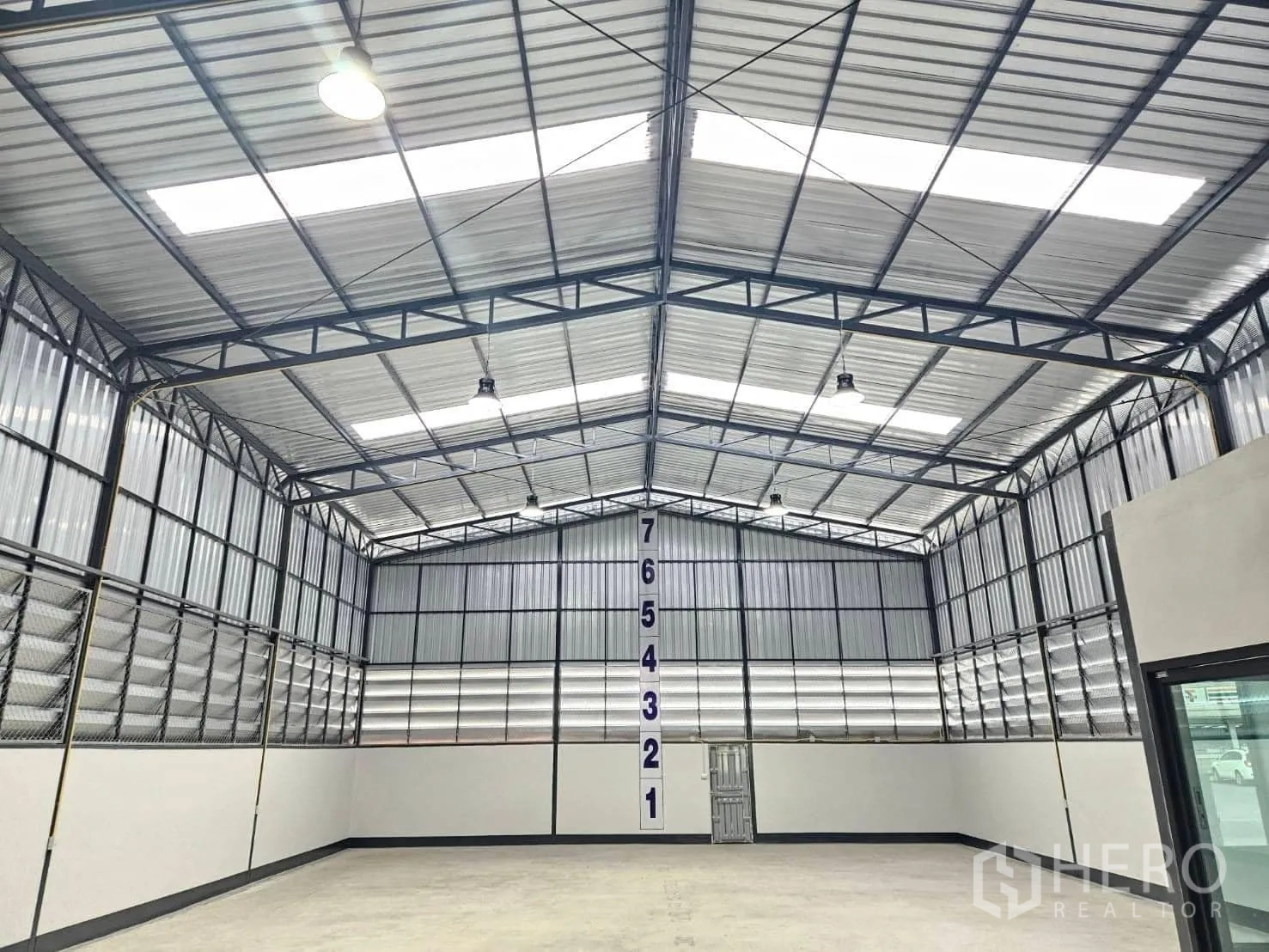 คลังสินค้า ให้เช่าในLam Luk Ka, Pathum Thani - โครงหลังคาและสกายไลต์ภายใน พร้อมตัวเลขบอกระดับความสูง