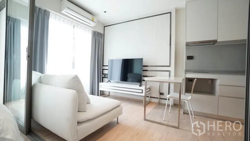 คอนโด ขายในKhlong Toei, Bangkok - ห้องนอนโทนขาวพร้อมหัวเตียงลายกรอบและตู้เสื้อผ้าบิวท์อิน