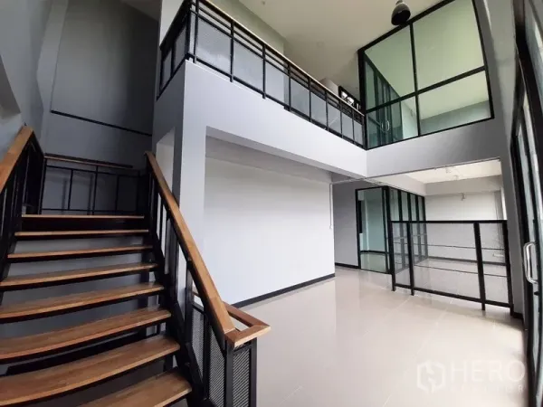 โรงงาน ให้เช่าหรือขายในLam Luk Ka, Pathum Thani - บันไดไม้ขึ้นสู่ชั้นลอยออฟฟิศกั้นกระจก