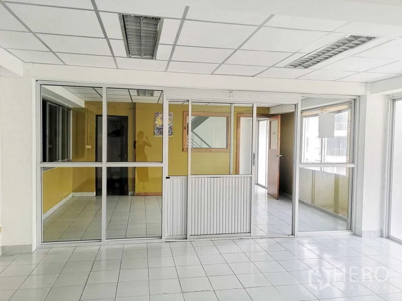 Factory for sale in Khlong Luang, Pathum Thani - Glass-partitioned office or meeting room with white floor tiles.