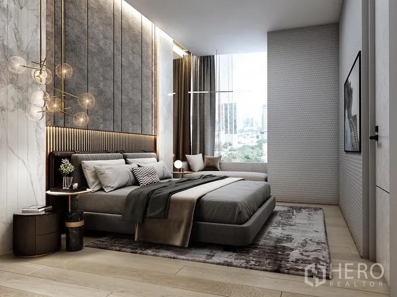 公寓 出租或出售在Bang Rak, Bangkok - 优雅卧室，软包床头与艺术吊灯，落地窗可观城市景色，适合一卧公寓。