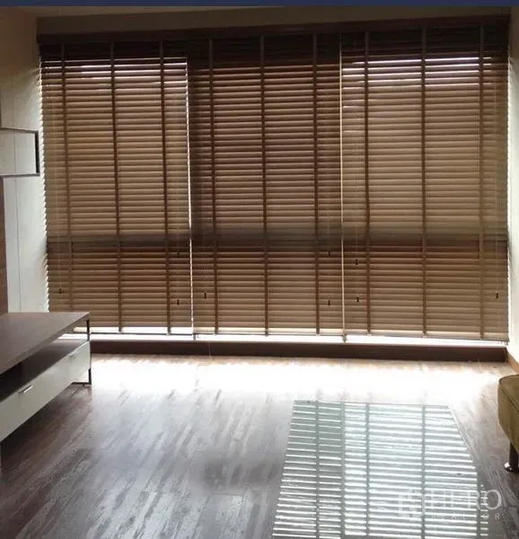 คอนโด ให้เช่าในKhlong Toei, Bangkok - ห้องนั่งเล่นสว่าง มีหน้าต่างสูงจรดเพดานและมู่ลี่ไม้ พื้นไม้โทนเข้ม