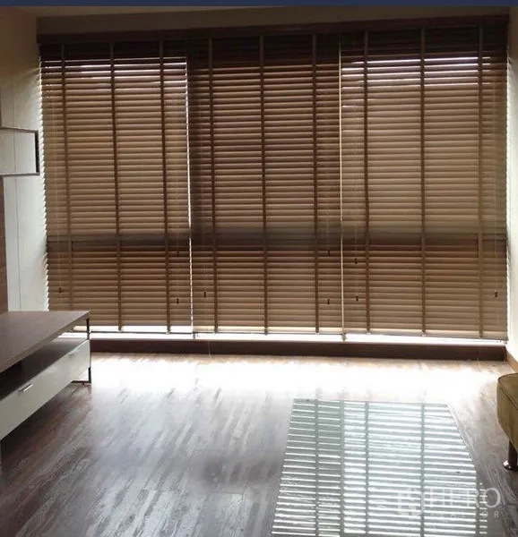 คอนโด ให้เช่าในKhlong Toei, Bangkok - ห้องนั่งเล่นสว่าง มีหน้าต่างสูงจรดเพดานและมู่ลี่ไม้ พื้นไม้โทนเข้ม