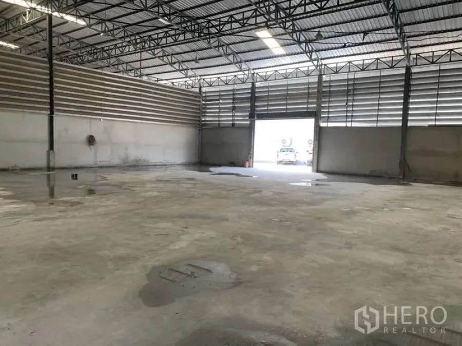 คลังสินค้า ให้เช่าในBueng Kum, Bangkok - พื้นที่โกดังเปิดโล่ง ประตูม้วนทางเข้าใหญ่ และผนังระบายอากาศแบบบานเกล็ด
