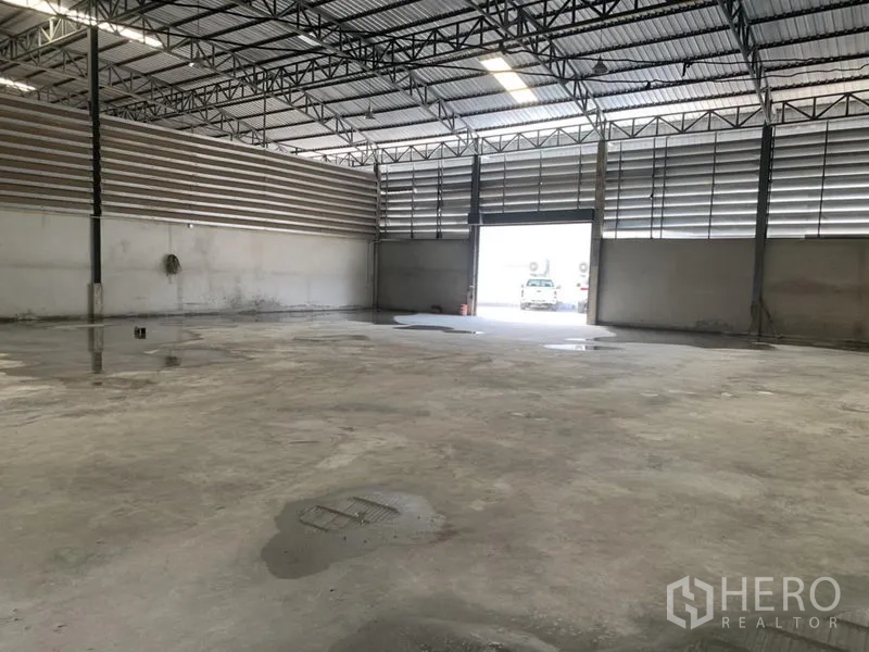 คลังสินค้า ให้เช่าในBueng Kum, Bangkok - พื้นที่โกดังเปิดโล่ง ประตูม้วนทางเข้าใหญ่ และผนังระบายอากาศแบบบานเกล็ด