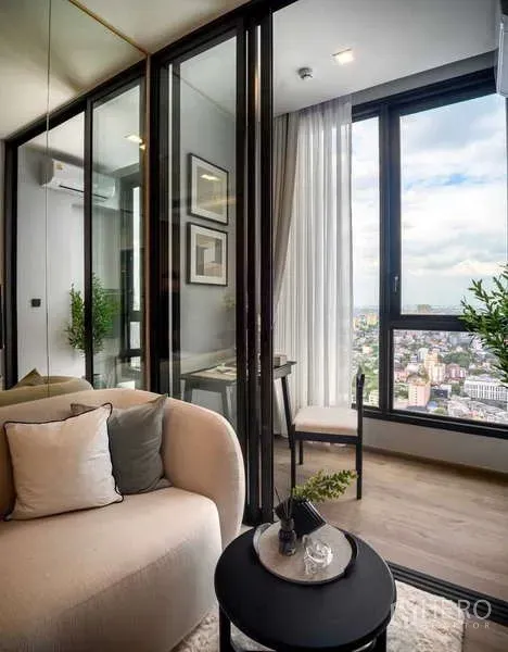 คอนโด ให้เช่าในChatuchak, Bangkok - มุมทำงานข้างหน้าต่างเต็มบานพร้อมโต๊ะเล็กและวิวเมืองกว้าง