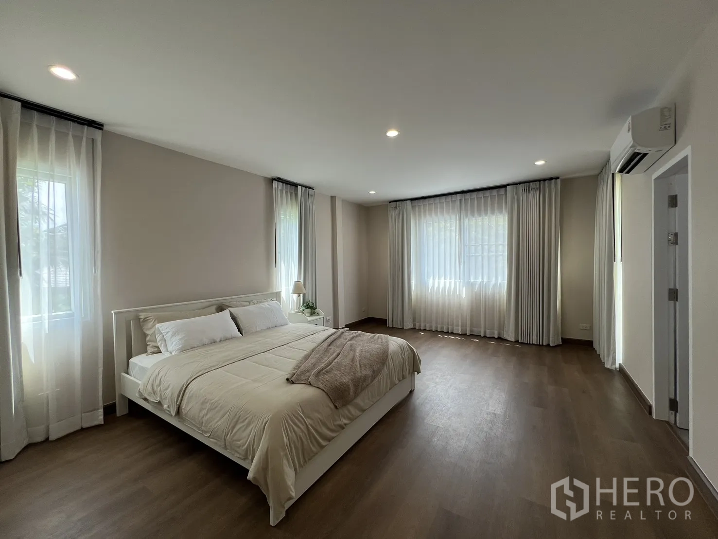 独立式住宅 出租在Mueang Samut Prakan, Samut Prakan - 主卧视角朝门与套内卫浴。