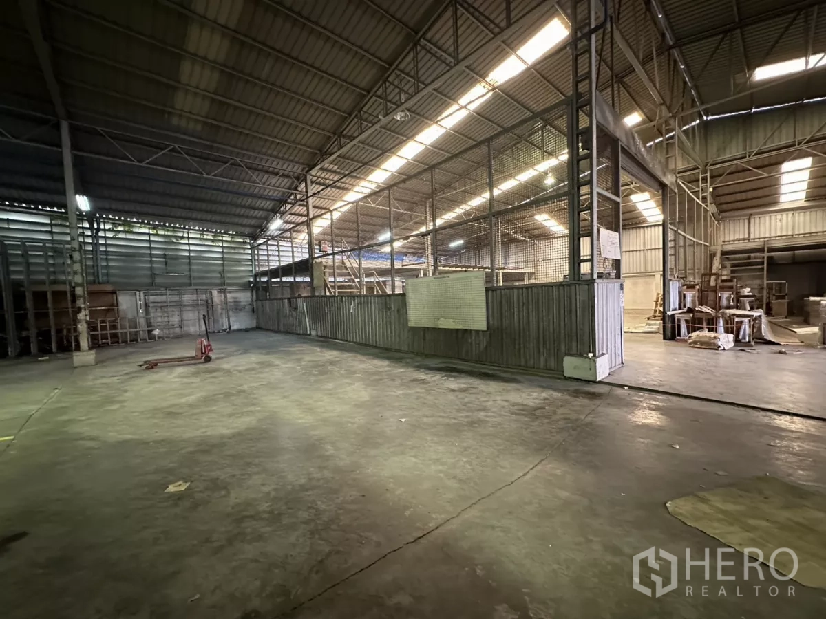 คลังสินค้า ให้เช่าในYan Nawa, Bangkok - โซนจัดเก็บสินค้าแบบเปิด มีพื้นที่ล้อมตะแกรงเหล็กเพื่อความปลอดภัย