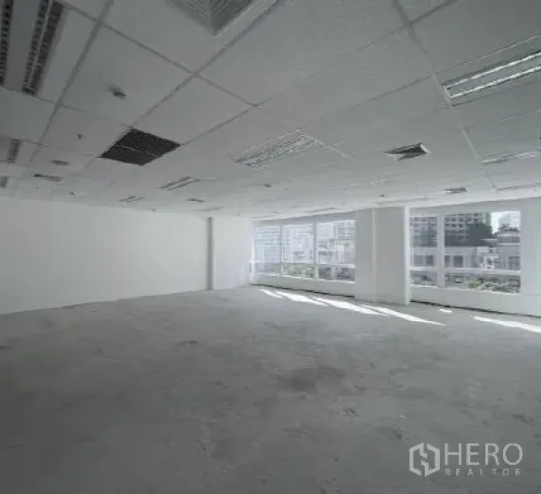 办公空间 出租 - 采光充足的开放式办公室，吊顶灯光与大窗可观城市景观。