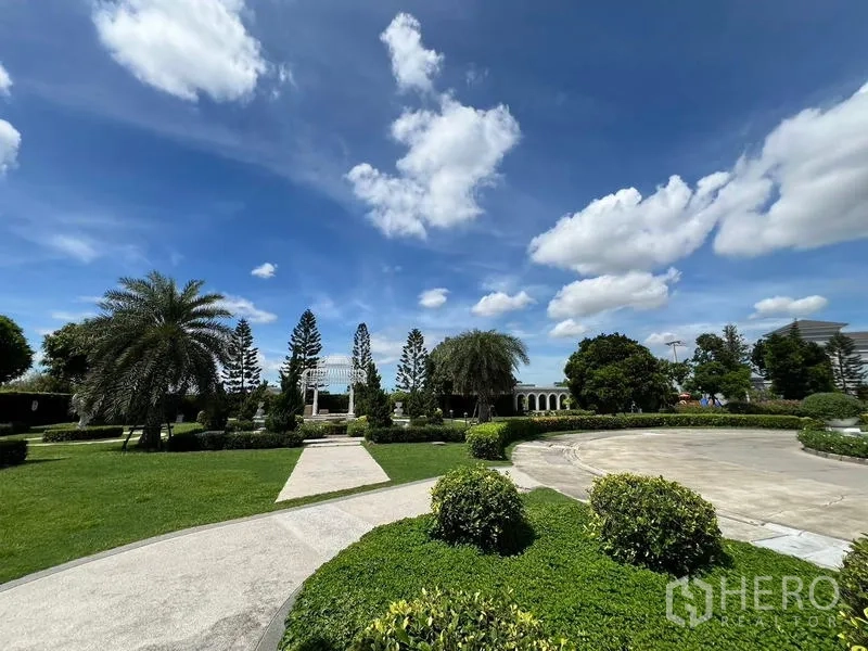 Detached House for rent or sale - Landscaped community park with pathways, lawns and palm trees.