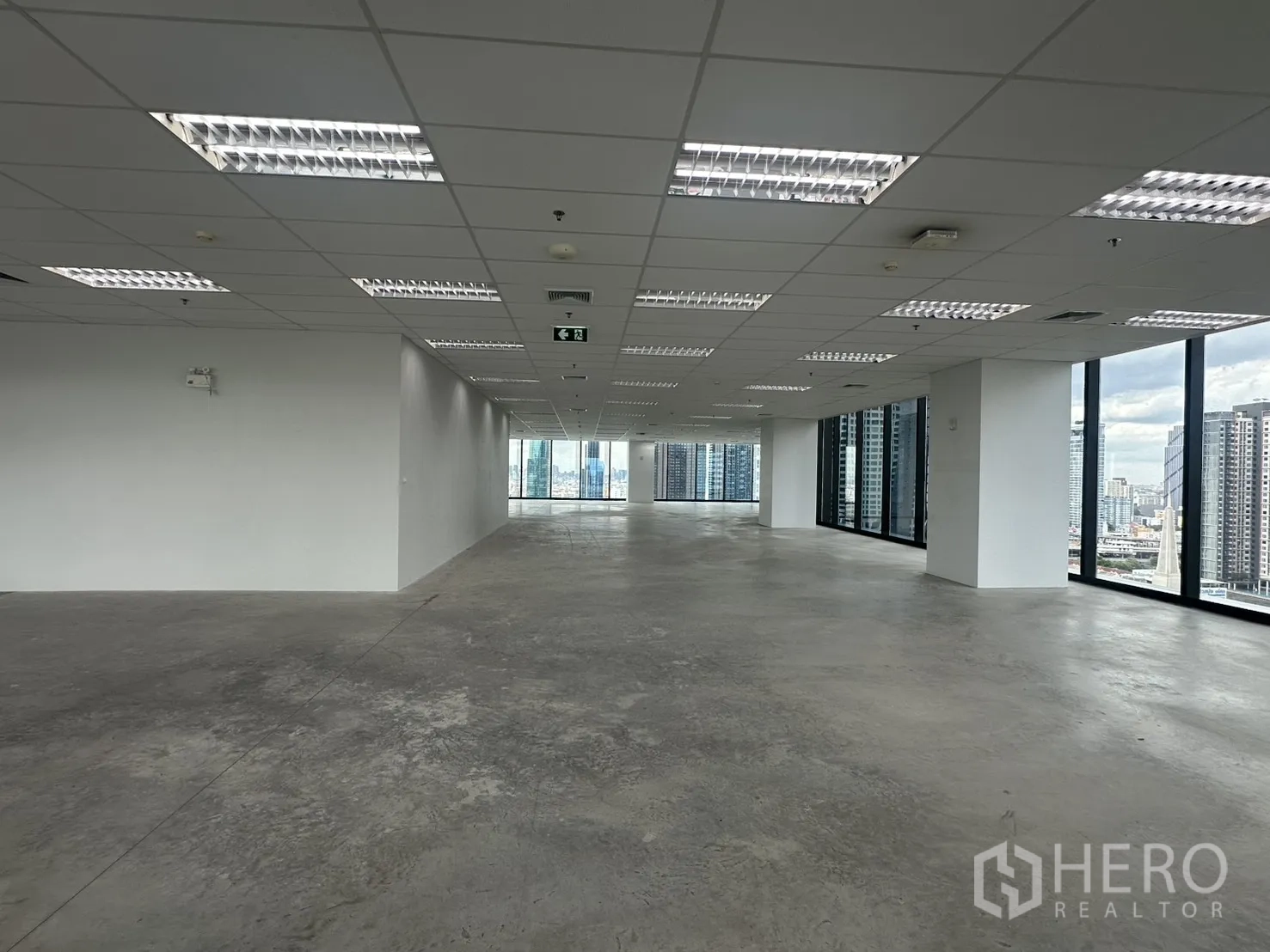 Office Space for rent in Ratchathewi, Bangkok - Deep floor plate with windows on two sides and polished concrete surface.