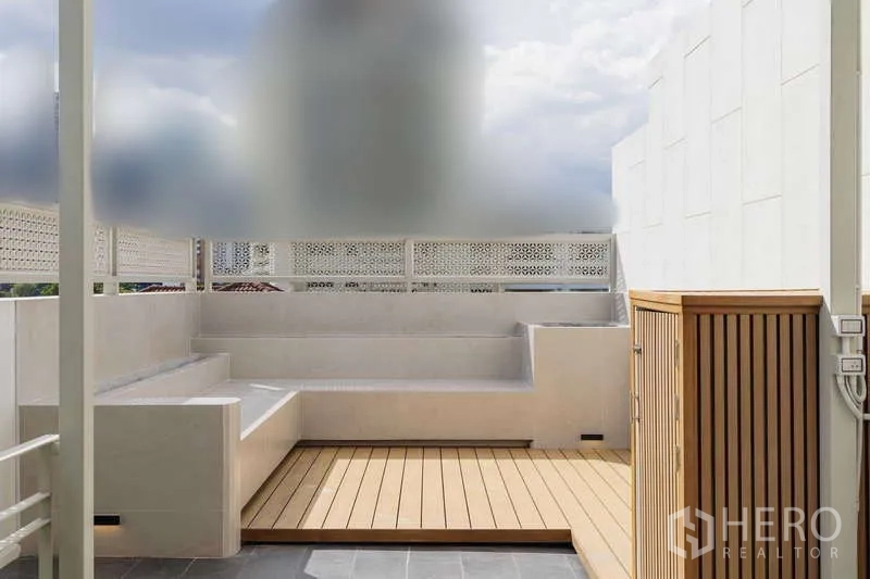 ทาวน์เฮาส์ ให้เช่าหรือขายในWatthana, Bangkok - โซนเลานจ์บนดาดฟ้า ที่นั่งบิลท์อินและพื้นไม้เทียม