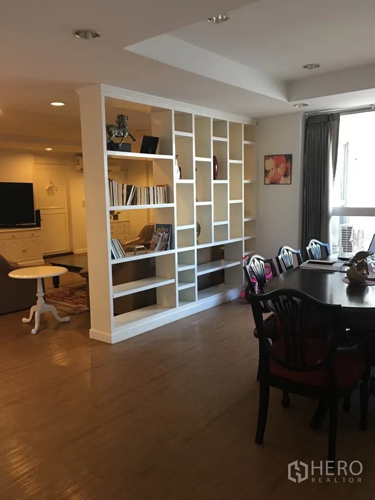 公寓 for rent in Watthana, Bangkok - 开放式客餐厅，内置白色置物架与木地板。