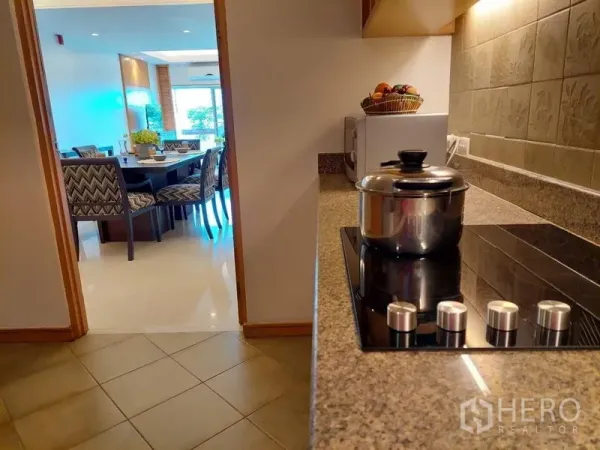 อพาร์ทเมนท์ ให้เช่า - เคาน์เตอร์หินแกรนิตพร้อมเตาไฟฟ้า เชื่อมต่อไปยังห้องอาหารแบบ 6 ที่นั่ง.