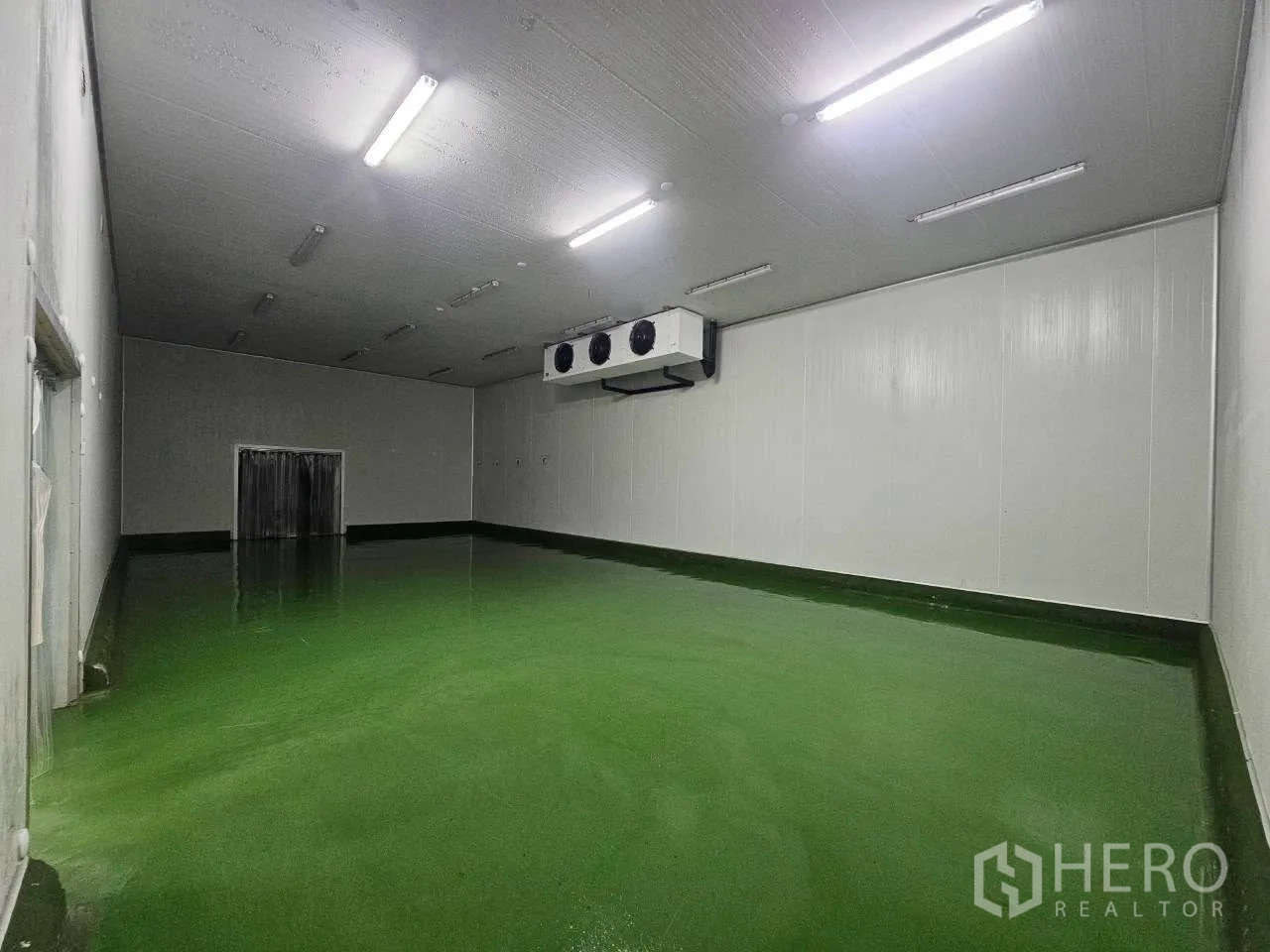 工厂 for rent in Mueang Samut Sakhon, Samut Sakhon - 大型冷库，绿色环氧地面和顶置蒸发器。