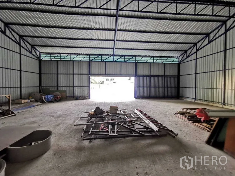 Warehouse for rent in Bang Na, Bangkok - Interior view facing the large entrance with daylight flooding in
