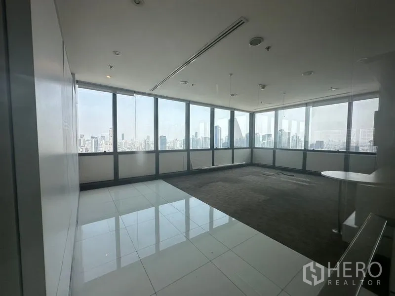 สำนักงาน ให้เช่าในKhlong Toei, Bangkok - ห้องประชุมมุมกระจก พื้นพรม พร้อมวิวเมืองกรุงเทพฯ พาโนรามา