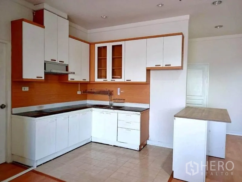 คอนโด ให้เช่าในKhlong Toei, Bangkok - ครัวสว่าง ตู้กระจก เตาและที่เก็บของครบ