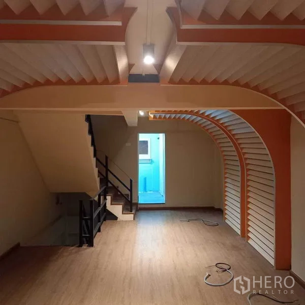 อาคารพาณิชย์ ให้เช่าในWatthana, Bangkok - ชั้นค้าขายพร้อมบันไดและผนังโค้งต่อไปยังห้องด้านหลัง