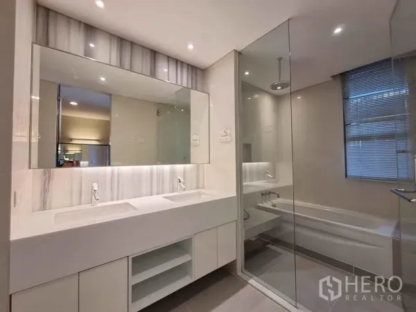 Condominium for rent in Watthana, Bangkok - Contemporary bathroom with double vanity, glass shower and a bathtub.