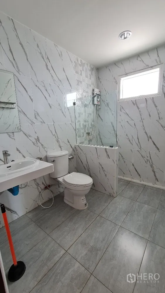 บ้านเดี่ยว for rent in Lat Phrao, Bangkok - ห้องน้ำปูกระเบื้องลายหินอ่อน พร้อมอ่างล้างหน้า โถสุขภัณฑ์ และโซนอาบน้ำ