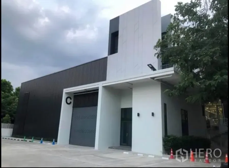 Office Space for rent in Wang Thonglang, Bangkok - Modern office building with roller shutter bay, covered entry and parking in Wang Thonglang.