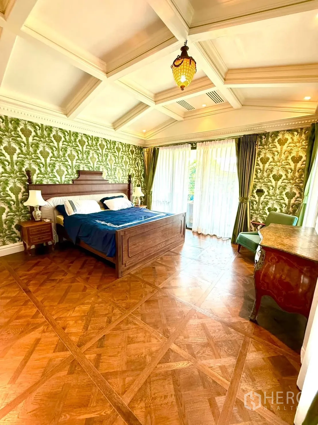 บ้านเดี่ยว for rent in Bang Kapi, Bangkok - ห้องนอนกว้างเพดานหลุม ผนังวอลเปเปอร์ และหน้าต่างบานใหญ่.