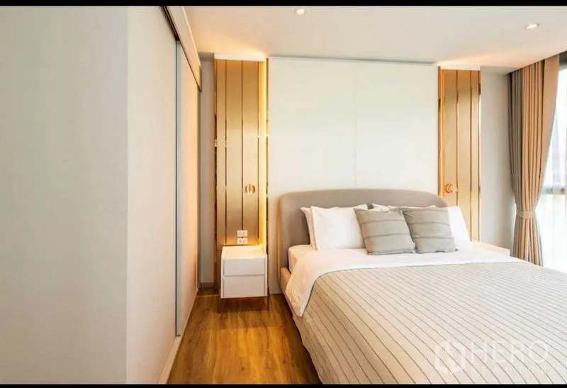 คอนโด ให้เช่าในBang Na, Bangkok - ห้องนอนอบอุ่นพร้อมเตียงบุนุ่ม โต๊ะข้างเตียง และดีไซน์แต่งทองหรูหรา