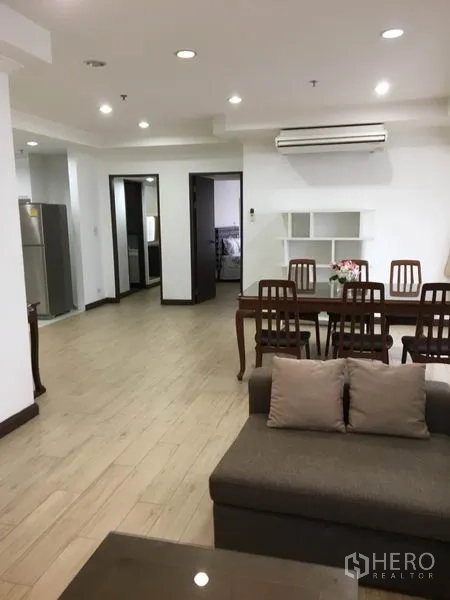 คอนโด ให้เช่าในWatthana, Bangkok - โต๊ะทานอาหาร 6 ที่นั่ง ไฟดาวน์ไลท์ เครื่องปรับอากาศ และโถงทางเดินสู่ห้องนอน