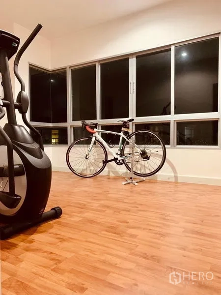บ้าน ให้เช่าในPhasi Charoen, Bangkok - ห้องอเนกประสงค์หน้าต่างบานใหญ่ มีจักรยานออกกำลังกาย พื้นไม้