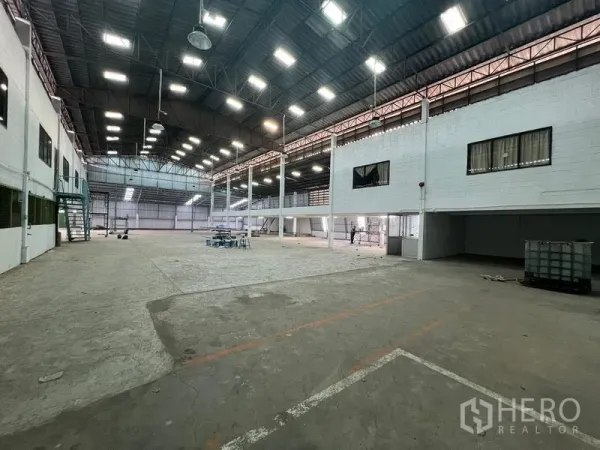 คลังสินค้า ให้เช่าในSamut Prakan - มุมมองกว้างของพื้นที่อุตสาหกรรมไร้เสากลาง ไฟเพดานและชั้นลอยสองฝั่ง