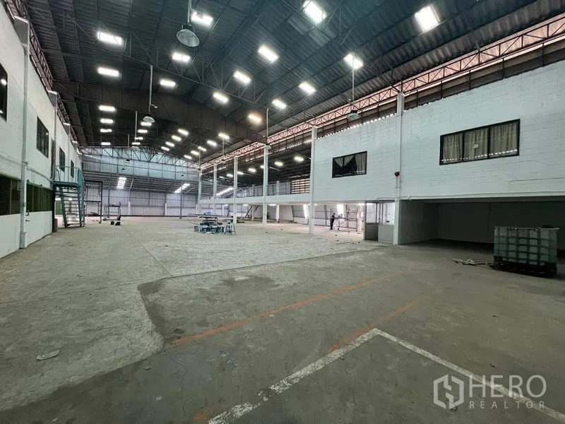 คลังสินค้า ให้เช่าในSamut Prakan - มุมมองกว้างของพื้นที่อุตสาหกรรมไร้เสากลาง ไฟเพดานและชั้นลอยสองฝั่ง