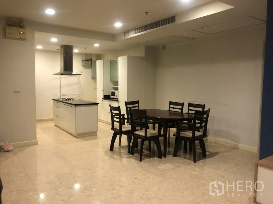 公寓 出售在Khlong Toei, Bangkok - 餐区与开放式厨房，圆餐桌、筒灯和中岛