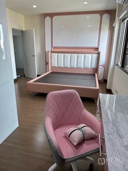 บ้าน ขายในSaphan Sung, Bangkok - ห้องนอนโทนพาสเทล เตียงบุผ้า เก้าอี้และโต๊ะหินอ่อน