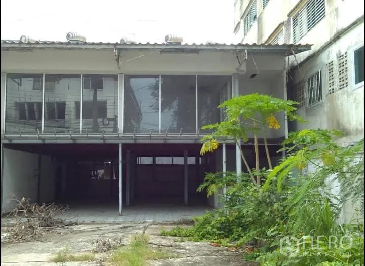 คลังสินค้า ให้เช่าหรือขายในBang Kho Laem, Bangkok - มุมข้างของโกดังยกใต้ถุน ผนังกระจก พร้อมพื้นที่ขนถ่ายสินค้าและต้นไม้โดยรอบ