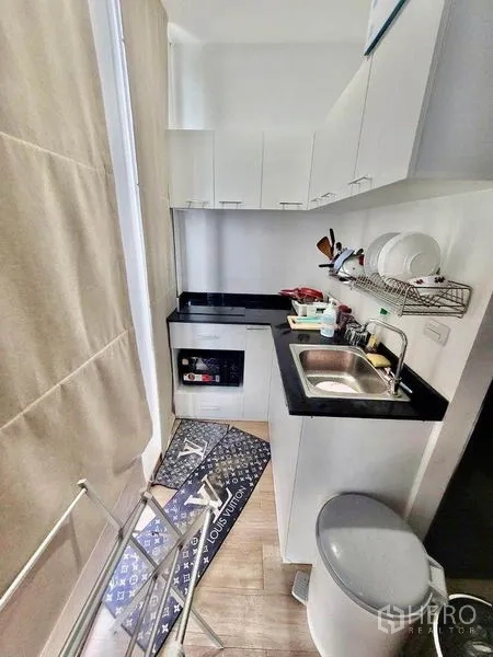 Home Office for sale in Wang Thonglang, Bangkok - Compact pantry kitchen with white cabinets, sink and cooktop.