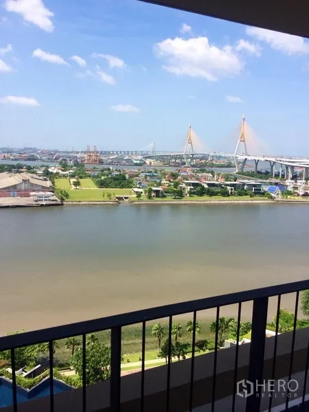 Condominium for rent in Yan Nawa, Bangkok - Balcony panorama of the river and Bhumibol Bridge with city skyline.