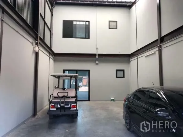 货栈 出租在Bang Phli, Samut Prakan - 仓库内部挑高空间，混凝土地面，夹层办公室下方可停车。