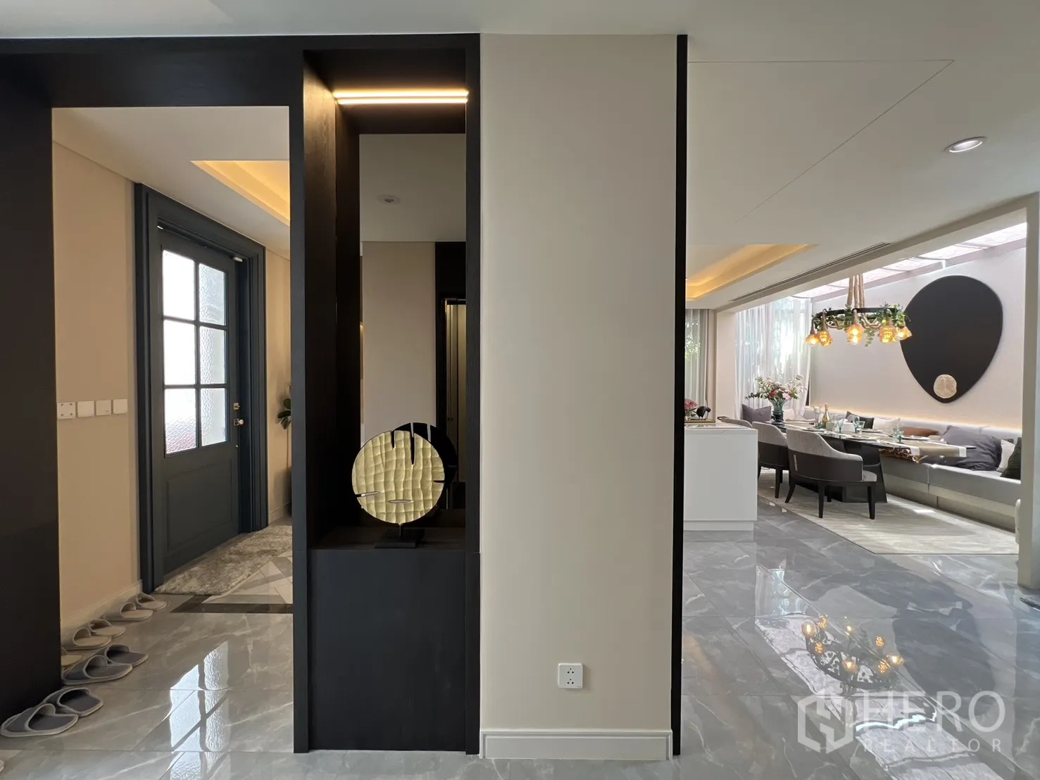 Semi-detached House for sale in Yan Nawa, Bangkok - Entrance corridor opening to the dining and kitchen zones with glossy floors.
